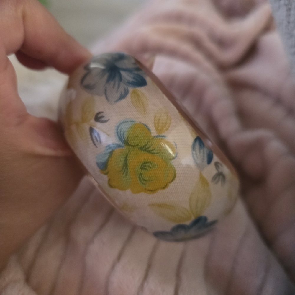 VTG 70s HIPPIE BEAUTIFUL Blue ROSE +ROSE Bubs Flower Fabric CHUNKY LUCITE BANGLE - Picture 11 of 11